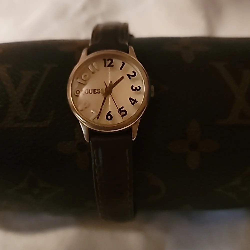 Vintage GUESS 1996 Bubble Glass‎ Goldtone Watch Half & Half Numbers Leather Band